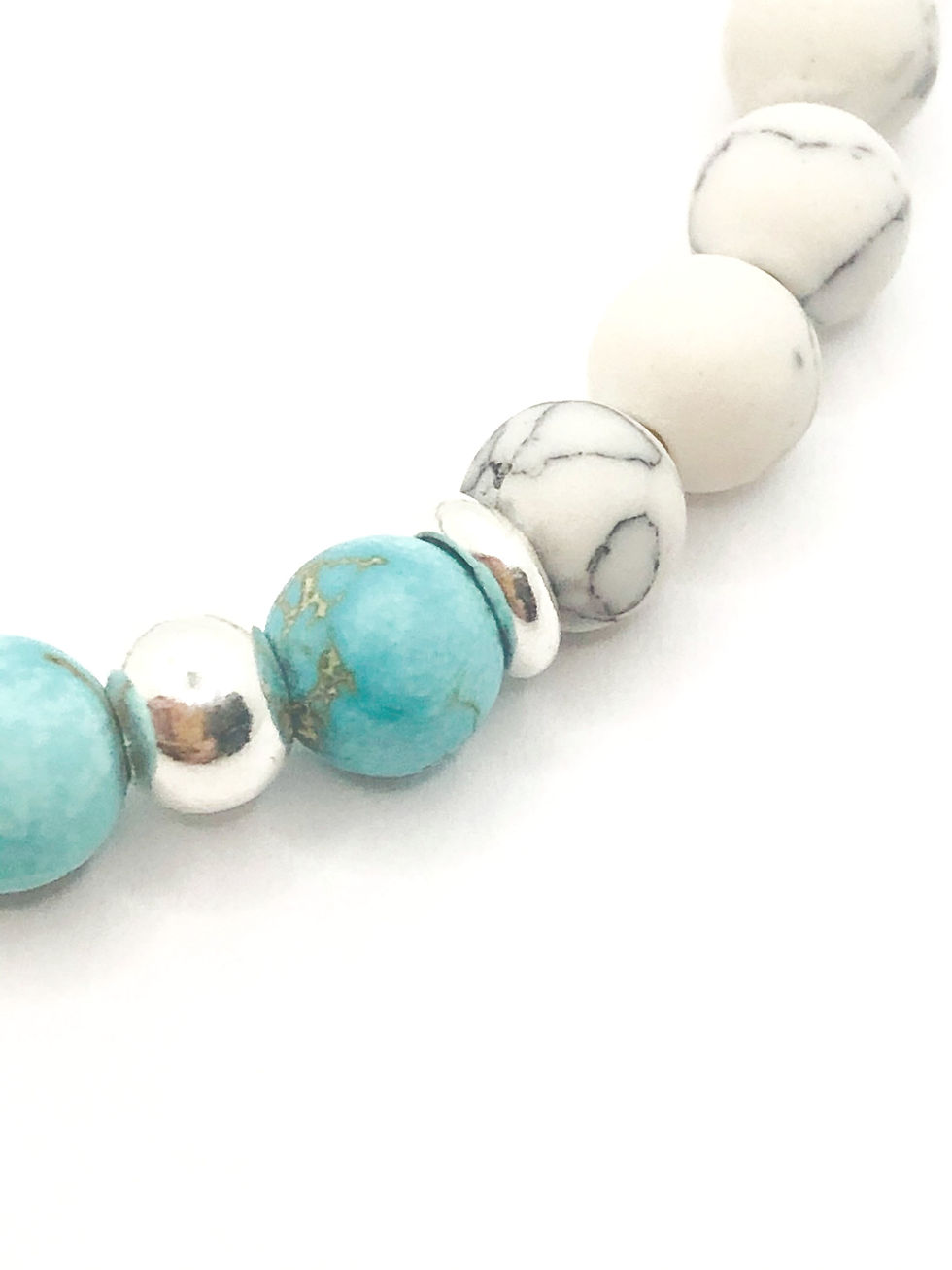 Miniatura: Pulsera para mujer howlita y turquesa. Pulsera energética mujer. Minerales y piedras energéticas. Black week. Black friday.