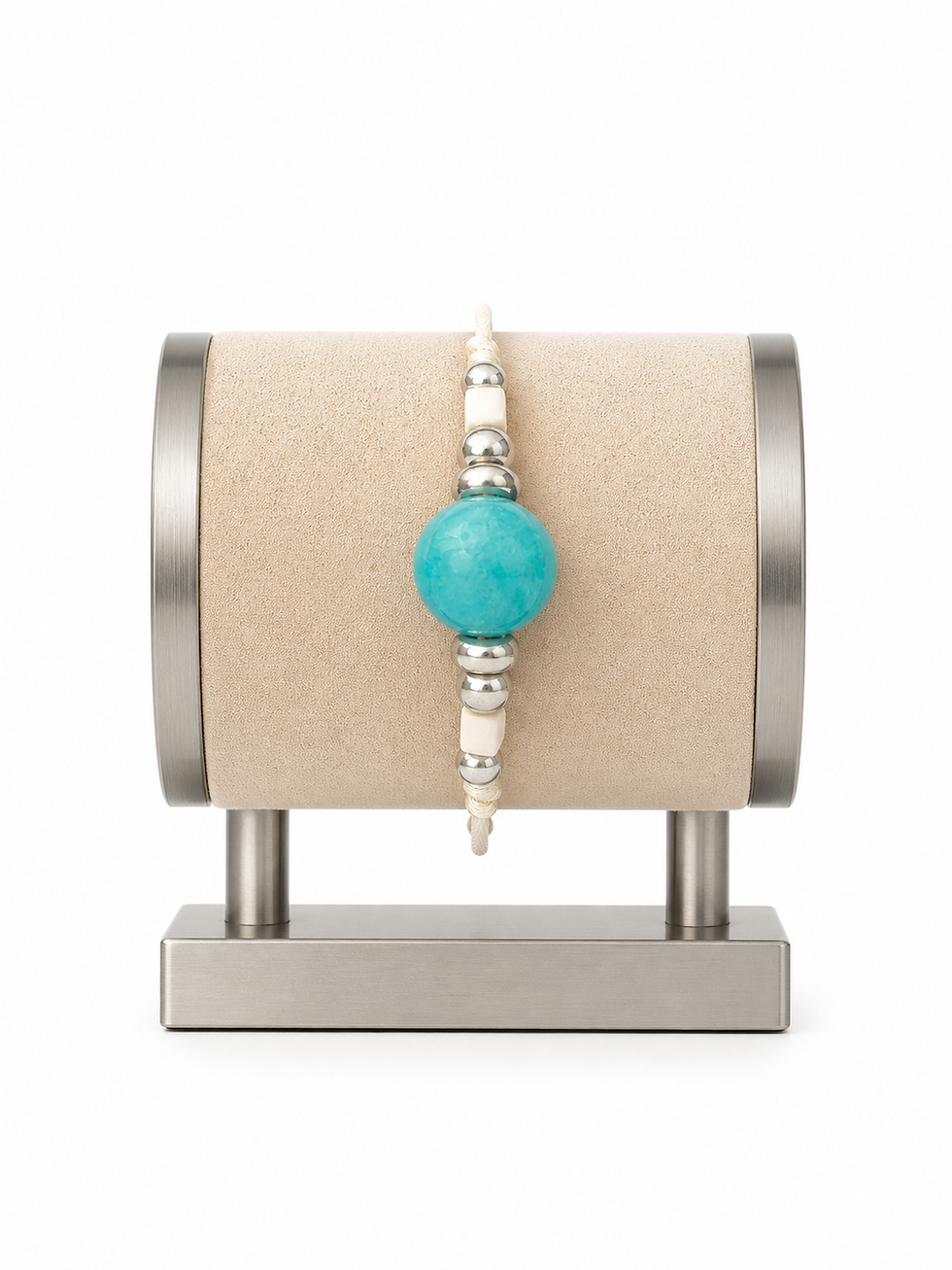 Primer plano de la pulsera Lepizonita con piedra amazonita azul y piezas de plata trabajadas a mano en los laterales.