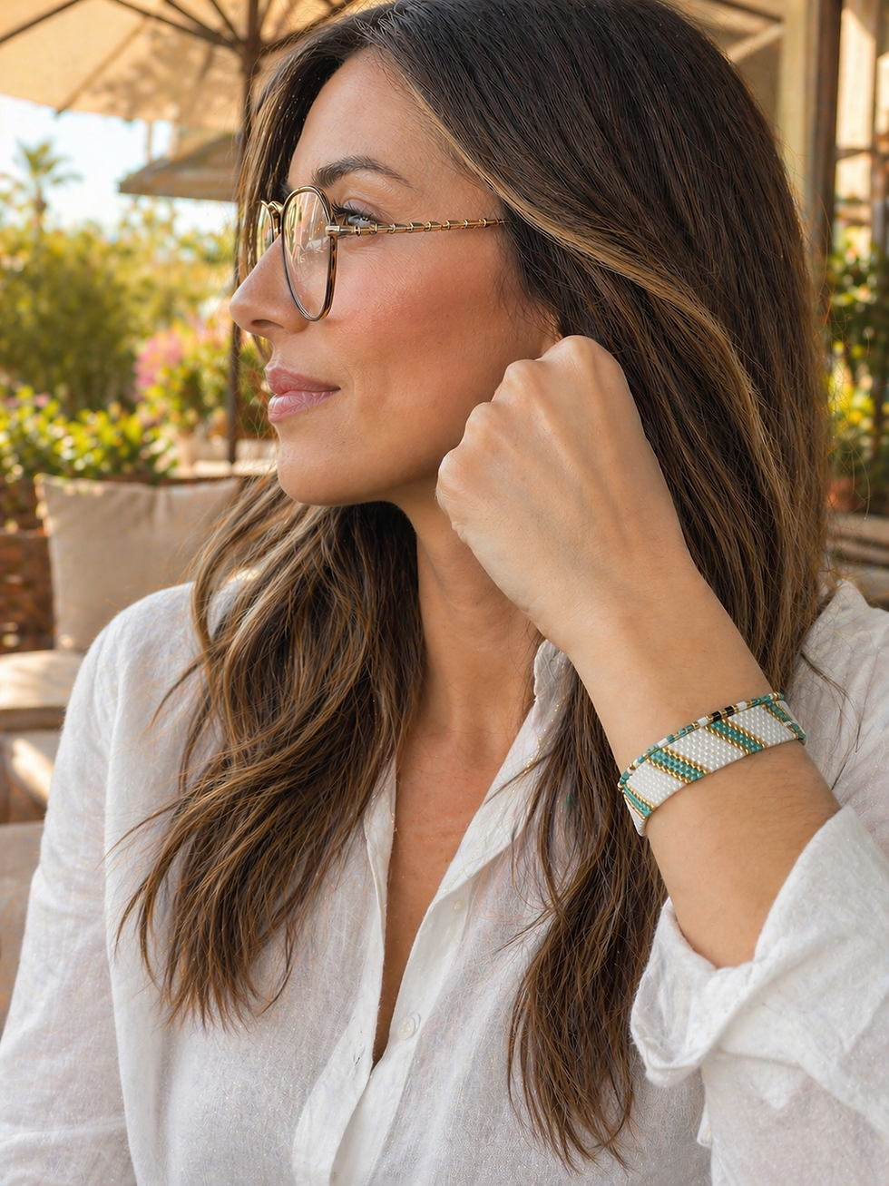 Miniatura: Mujer luciendo la pulsera Nebraska en tono turquesa, combinada con un look casual de camisa blanca, elaborada con miyuki.