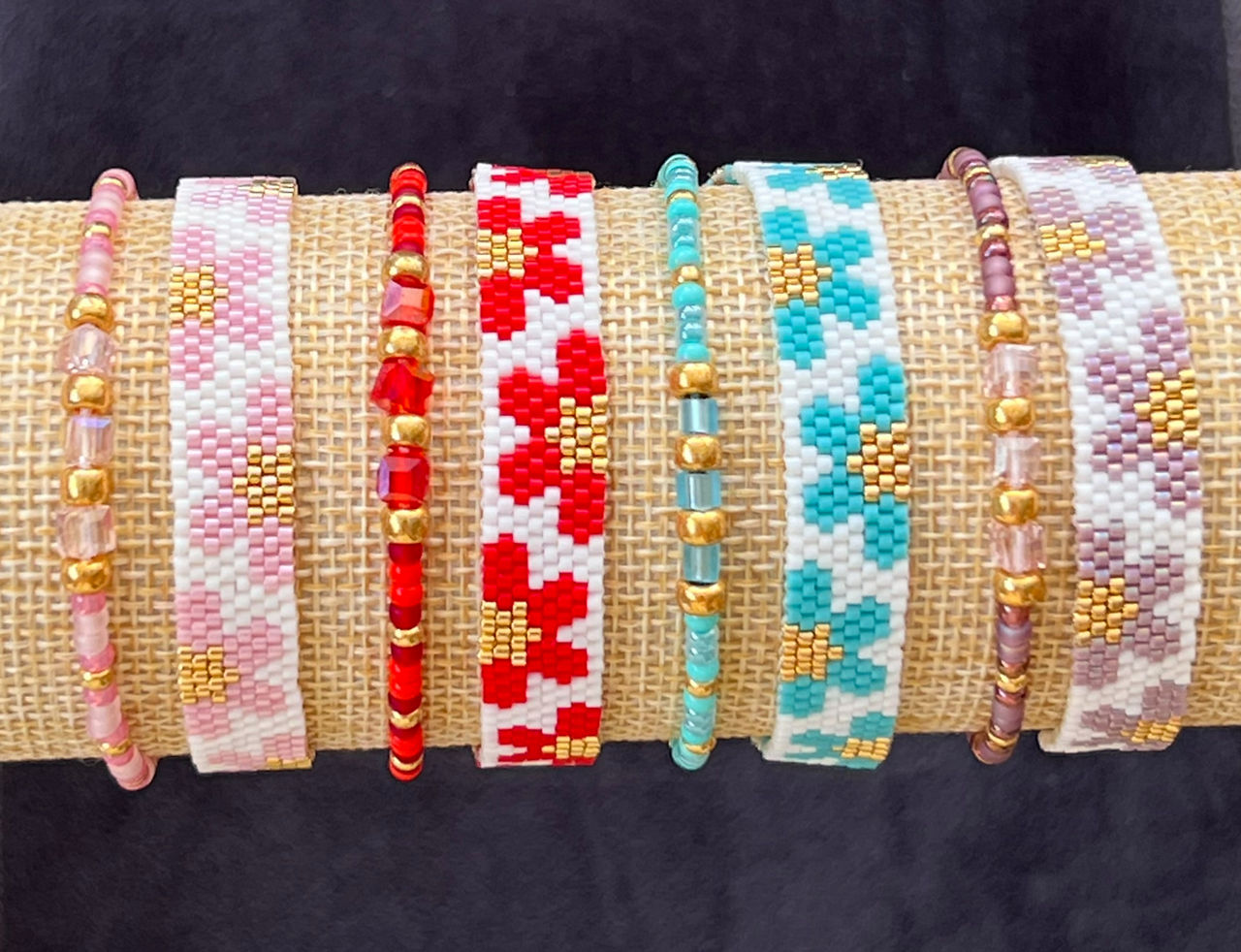 Pulseras Margarete hechas a mano con cuentas Delicas Miyuki, cosidas con precisión para formar un delicado diseño de margaritas en tonos rosa, malva, rojo y azul. Cuentan con cierre corredizo para un ajuste cómodo y están diseñadas para mujeres que buscan expresar su libertad a través de la bisutería artesanal.