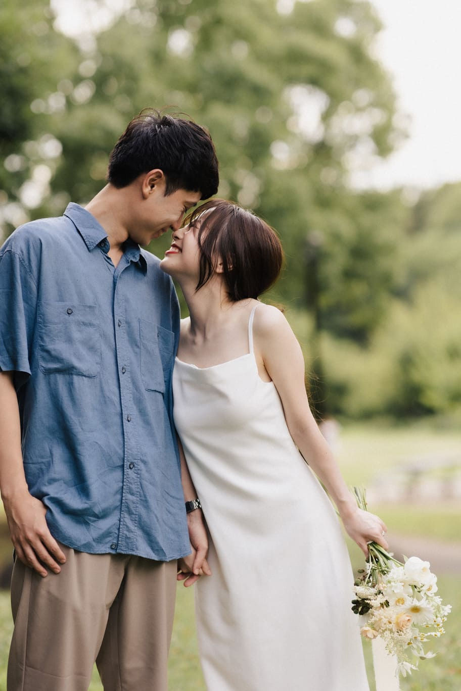 公園にて寄り添う夫婦