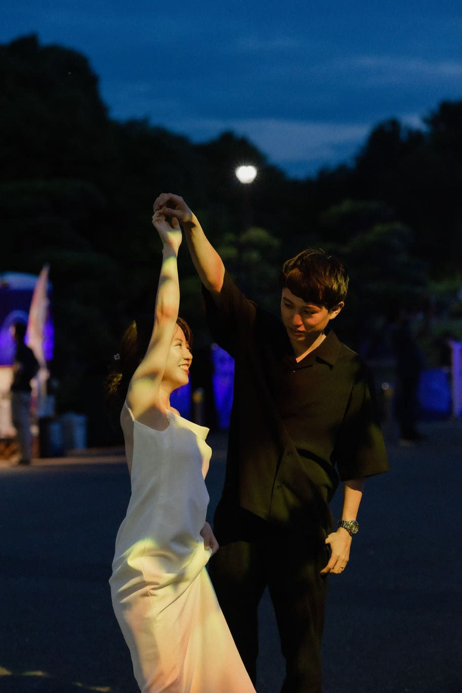 夜の公園で踊る夫婦