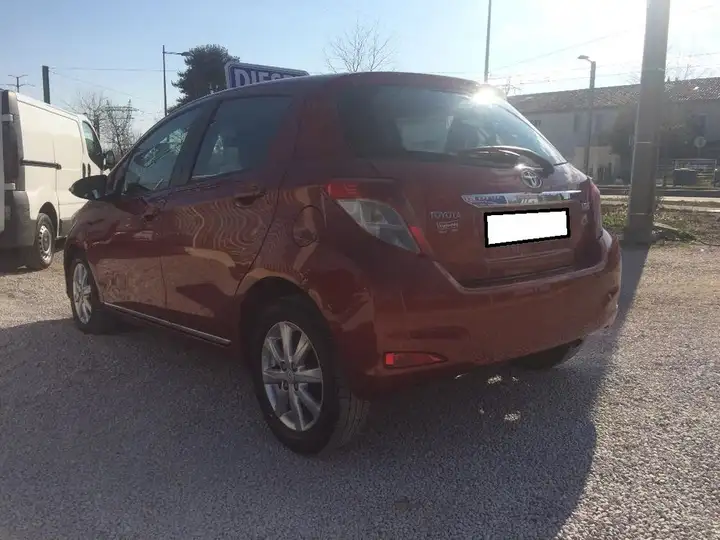 Miniatura: Toyota Yaris d-4d 90 CV Dynamic 1er main 2013