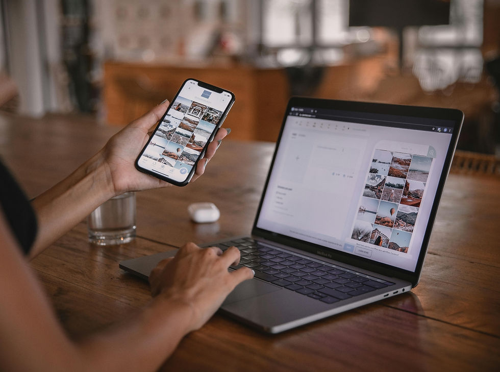 Personne travaillant sur un ordinateur portable et un téléphone pour gérer du contenu sur les réseaux sociaux, illustrant la création et la planification de campagnes digitales.