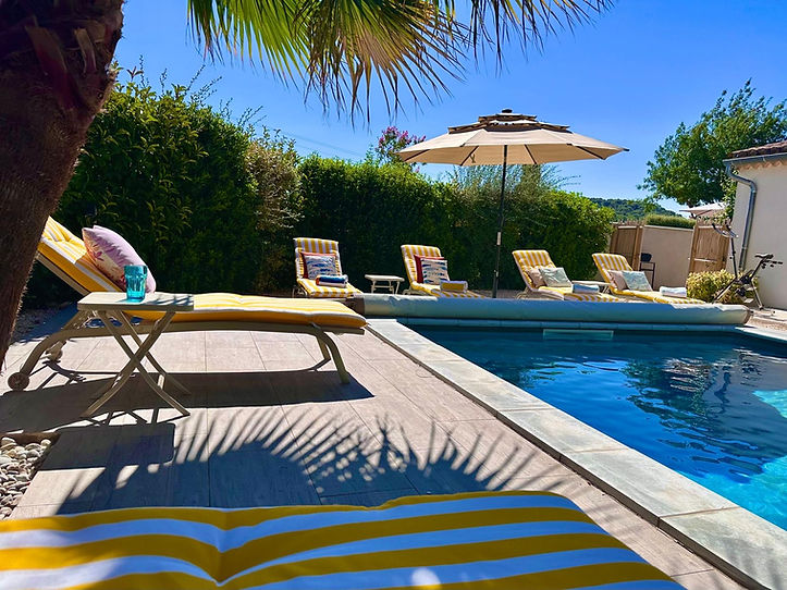 piscine-transats-rangee.jpg