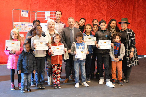Remise des prix aux enfants, en présence des familles et de M Loyal, au Grand Cirque de Saint Petersbourg