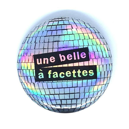 - Le badge de la Maculée Conception -
