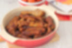 Costillas asadas rápidas con ensalada de tomate.