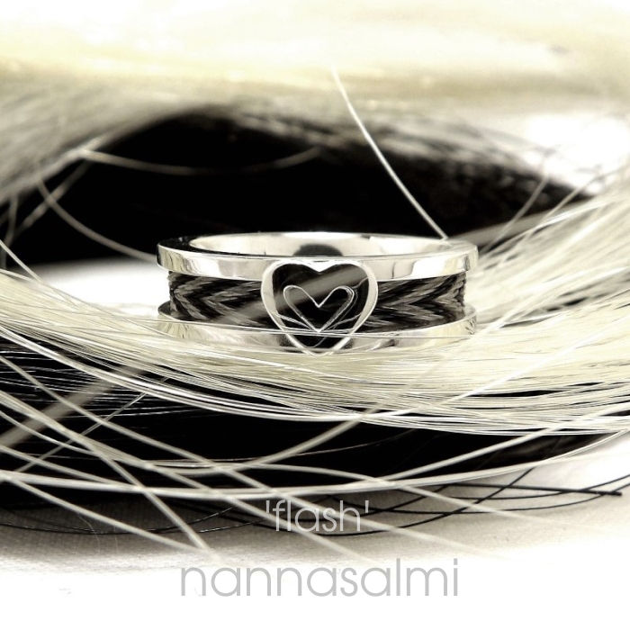Horsehair ring with heart
Bague en crin avec cœur
paardenhaarring met hart
عقد من شعر الحصان مع قلب
