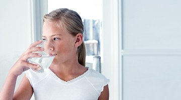 Fille de l'eau potable