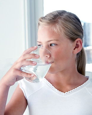 Mädchen-Trinkwasser