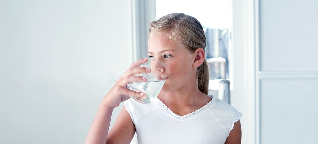 Mädchen-Trinkwasser