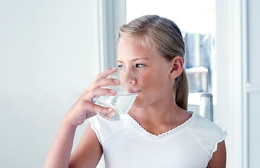 Mädchen-Trinkwasser