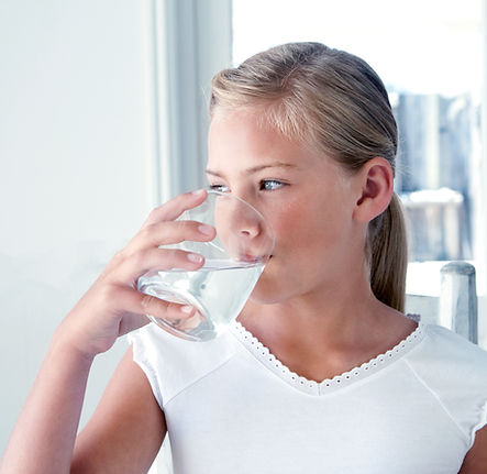 Fille de l'eau potable