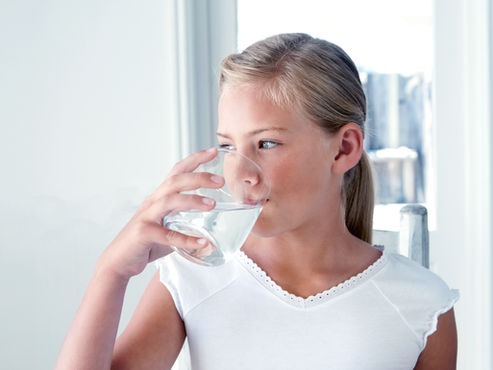 Er det farlig å drikke for mye vann?
