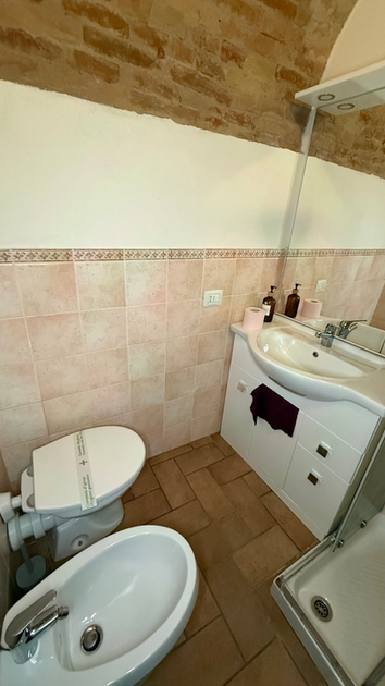 Bagno del Rifugio della Contea con doccia, lavabo,bidet e servizi.