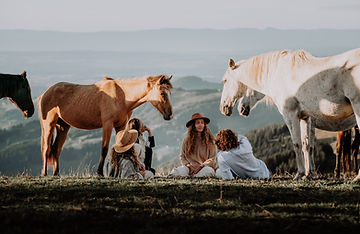 horse retreat in the mountains with Matthias Geysen and Chiara Maria and a group of people