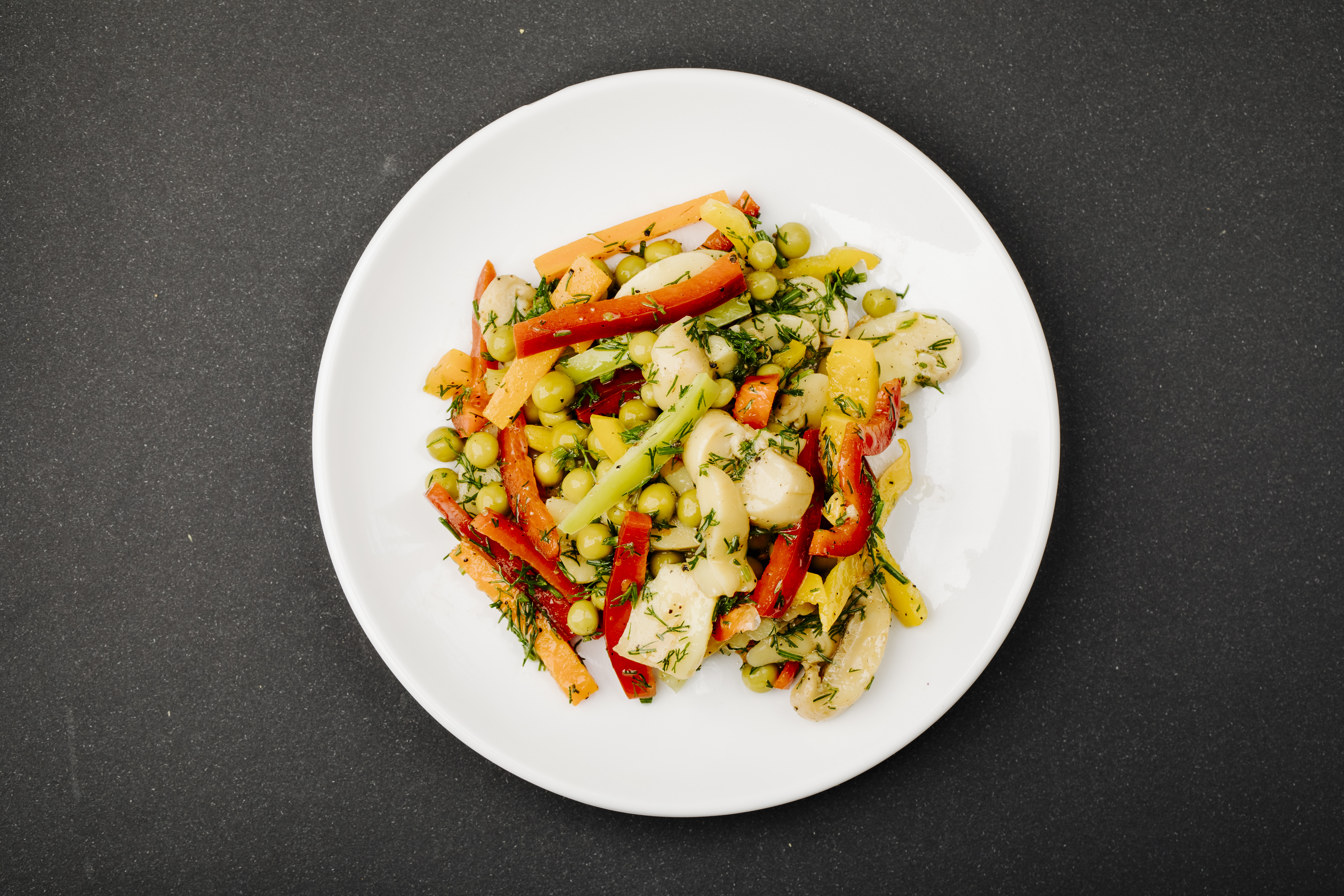 Gemüsesalat auf weißem Teller