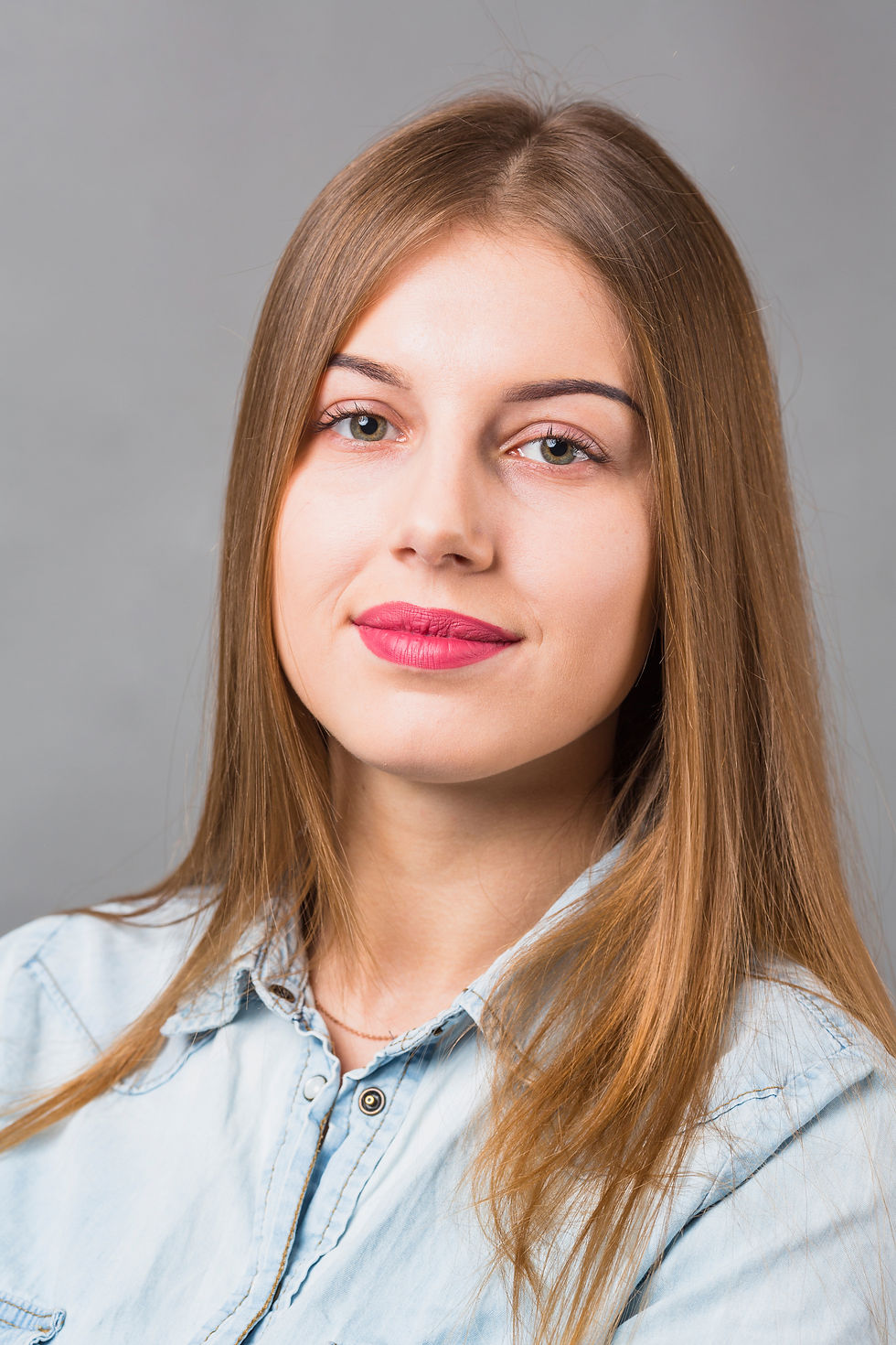 Porträt einer jungen Frau mit langen blonden Haaren