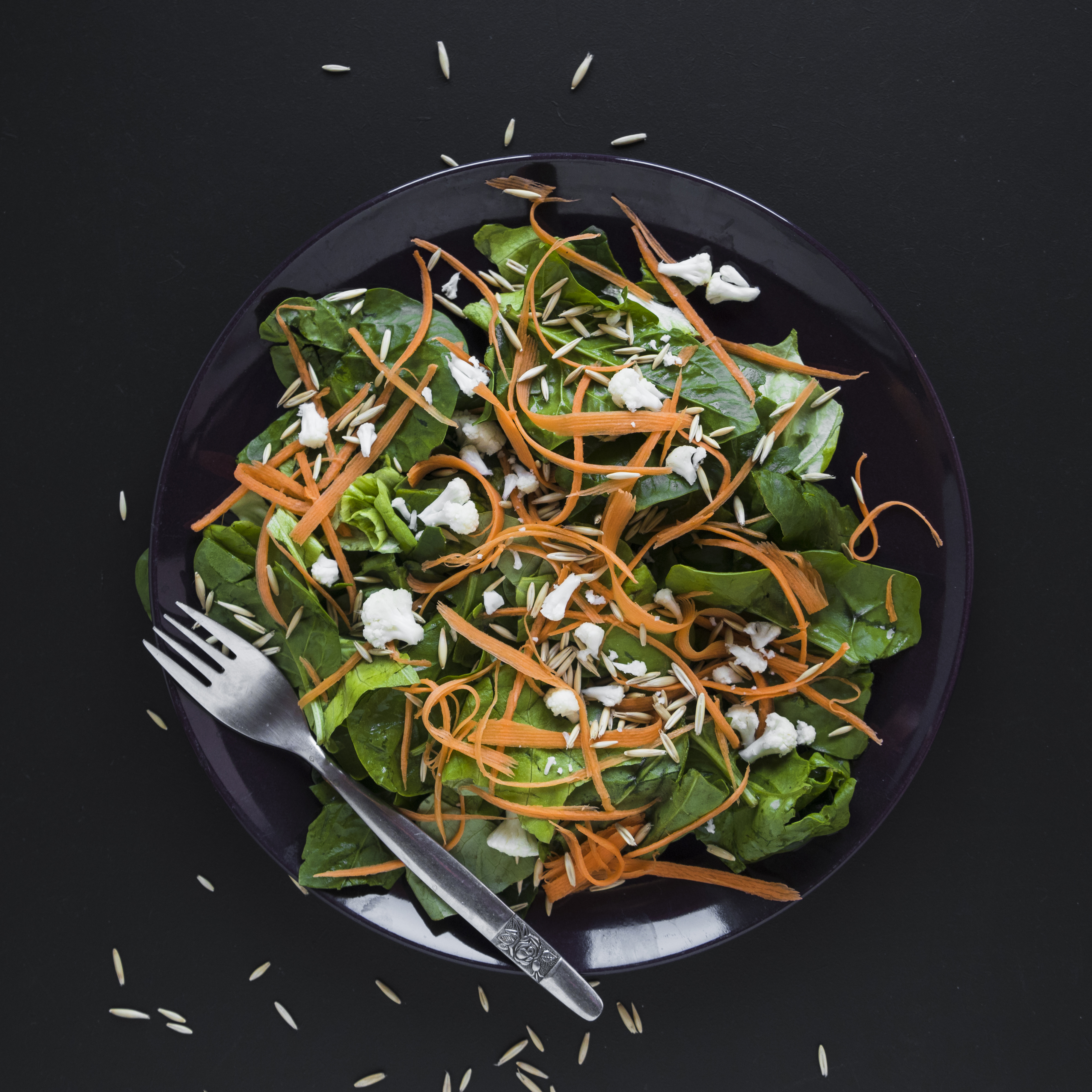 Gesunder Spinat-Karotten-Salat mit Feta
