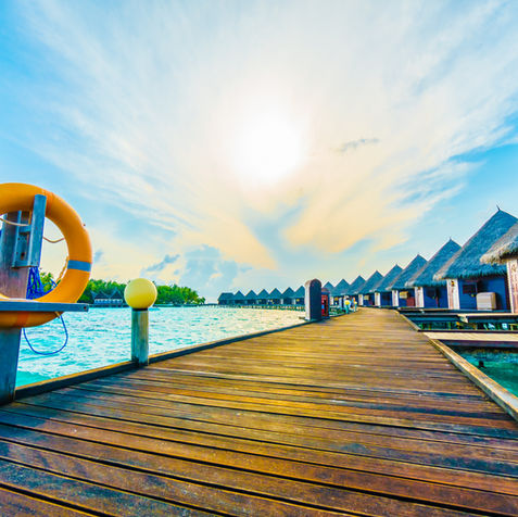 Holzsteg mit Boje und Wasserbungalows, TraumReisen Urlaubsparadies am Meer