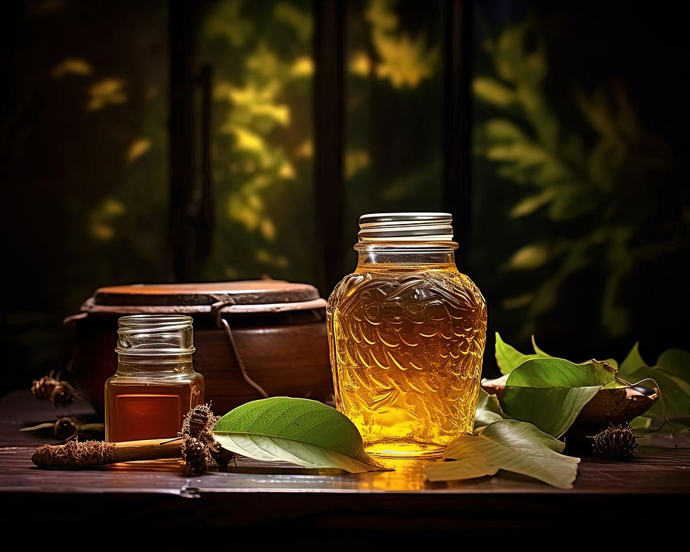 Gläser mit Honig und Blättern, Bergwald Honig, auf einem Holztisch, My Site 16.