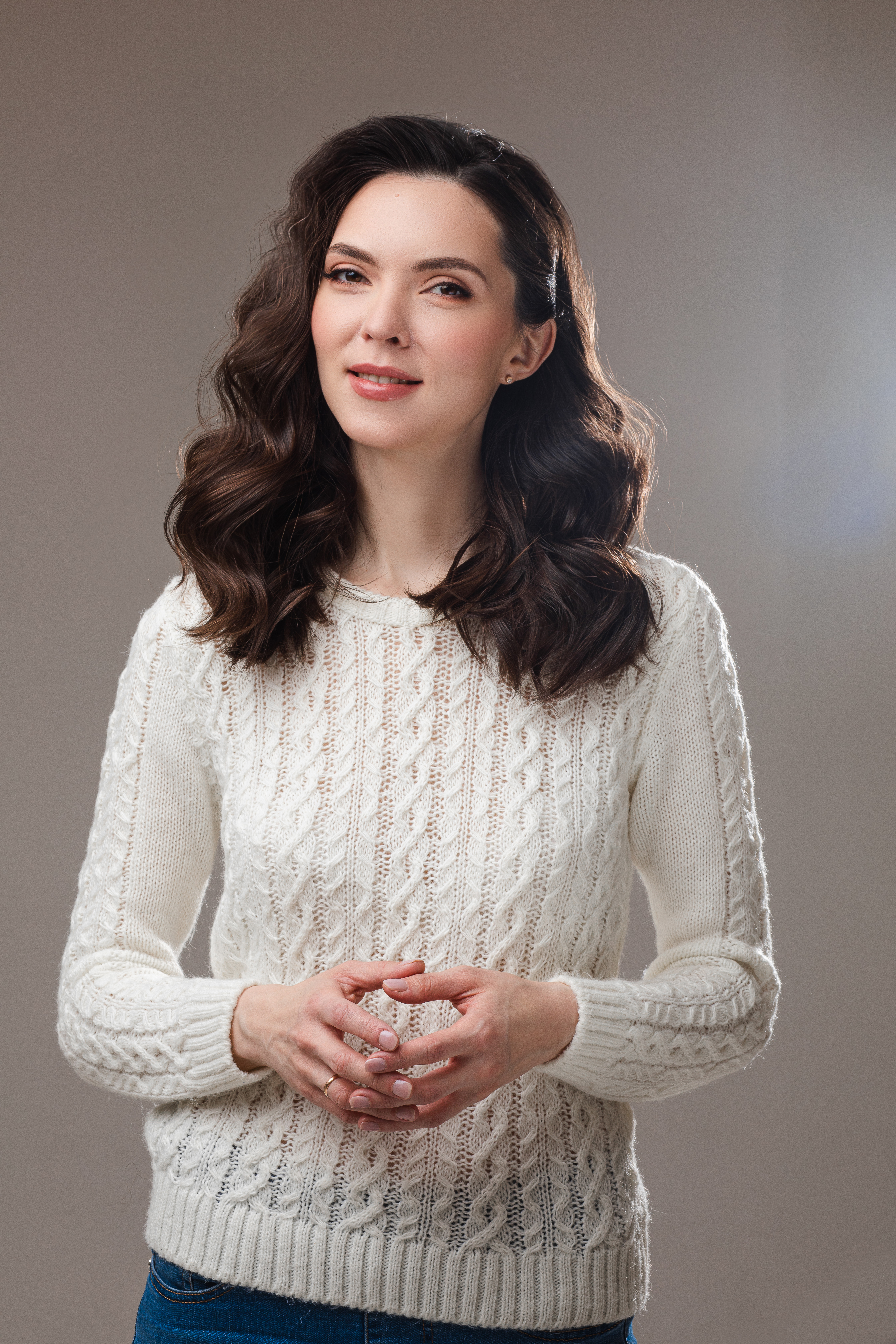 beautifull-caucasian-woman-with-curly-hair-smiles-isolated.