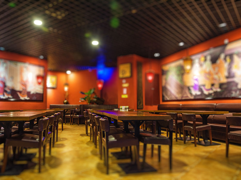 Innenraum eines Restaurants mit Tischen und Stühlen Dekoration Gemälde. My Site 14