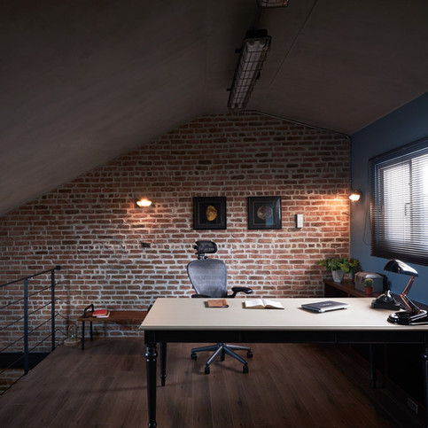 Ein modernes Büro mit Schreibtisch, Wand, Dachfenster, und Stehlampe My Site 24