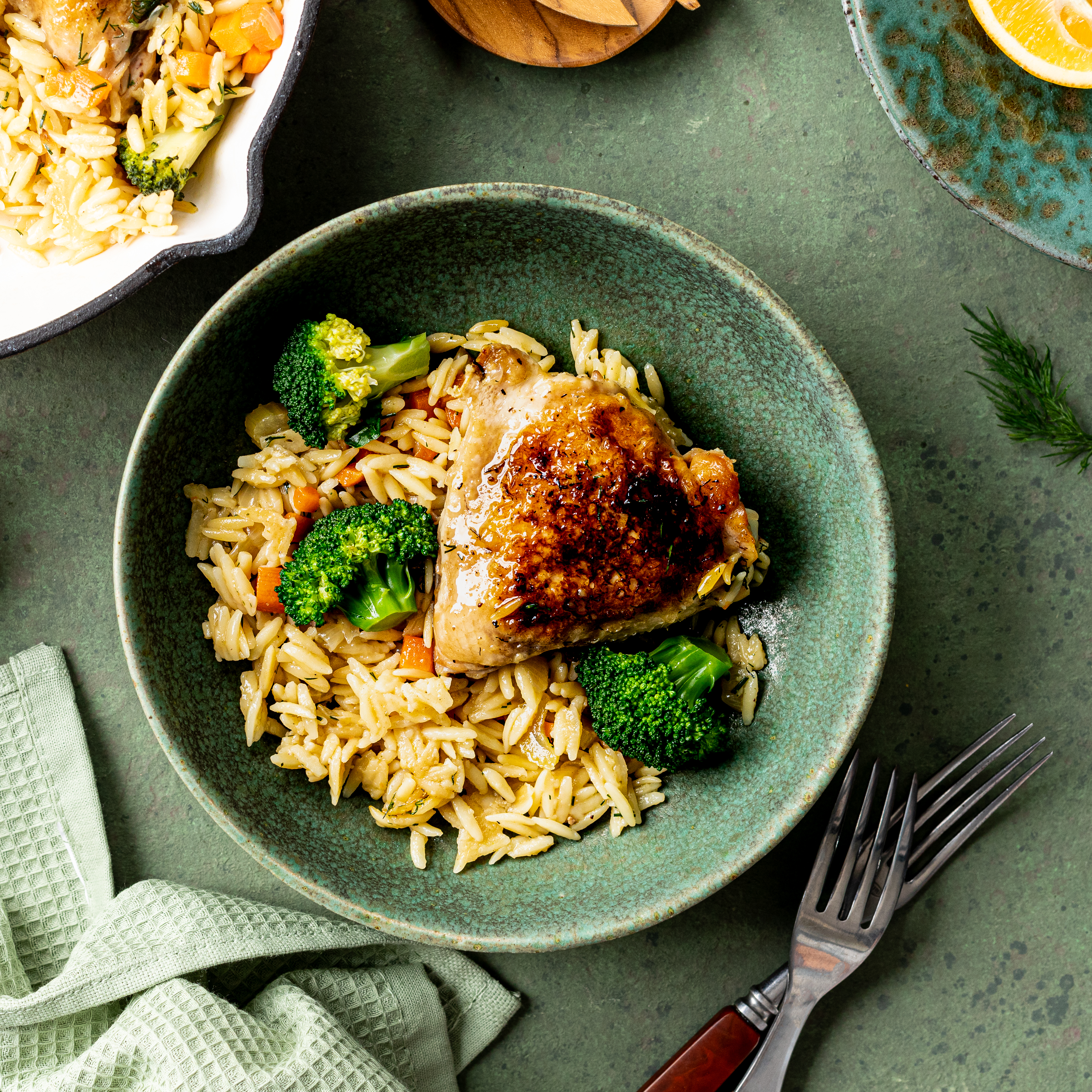 Gebratenes Hühnchen mit Broccoli und Nudeln