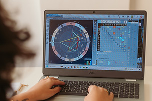 Marcela Barquet realizando uma Leitura de Mapa Astral