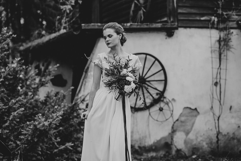 panna młoda z bukietem ślubnym, rustykalny ślub, fotograf ślubny warszawa, para młoda, bukiet ślubny, ślub w plenerze, reportaż ślubny