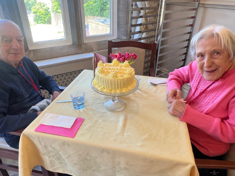 Cowes Couple Celebrate 69th Wedding Anniversary With Cake And Memories