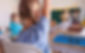 Mädchen im Klassenzimmer mit Active einer Braillezeile
