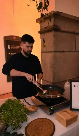 Kuhar pripravlja jedi pred gosti na dogodku v Ljubljani