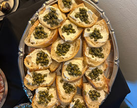 Kanapeji in hladni prigrizki za catering poslovnega dogodka