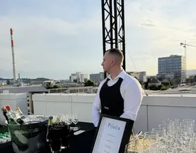 Open bar in strežba pijače na poslovnem dogodku