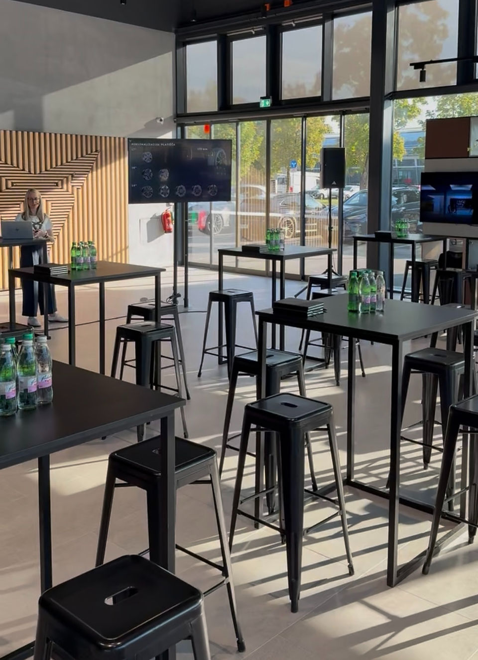Industrijski visoki barski stoli, usklajeni z moderno postavitvijo dogodka CUPRA