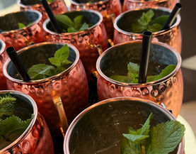 Koktejli in open bar za novoletno zabavo podjetja