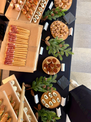 Catering miza s prigrizki in leseno postavitvijo
