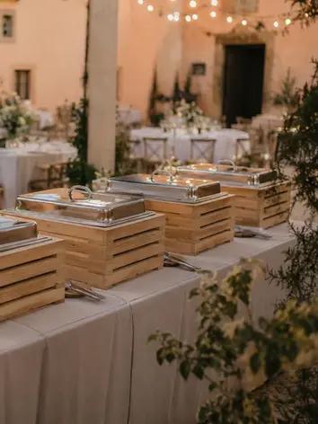 Toplo-hladni poročni bife na elegantno pripravljeni lokaciji