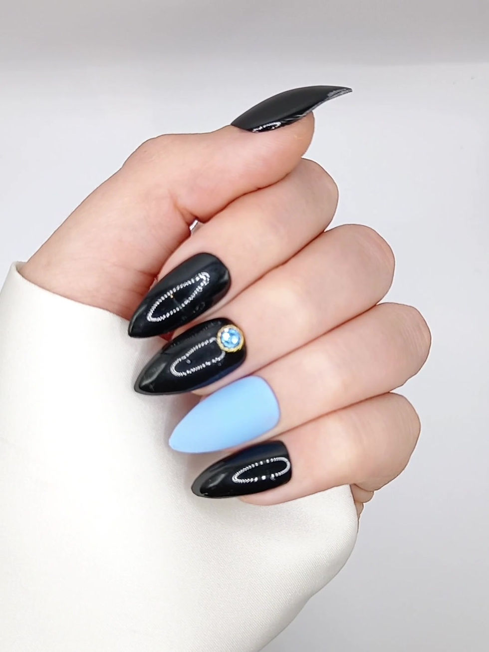 Thumbnail: B-9 - Medium Stiletto - Zwart Blauw Rhinestone - Basics