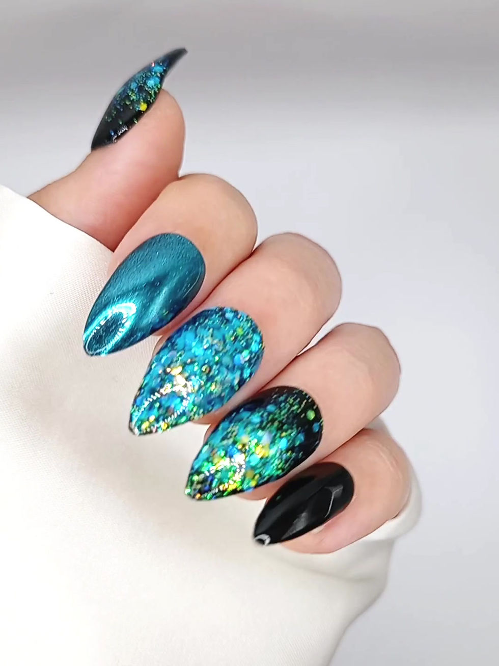 Thumbnail: No. 72 Blue Magic - Medium Stiletto - Zwart met blauw