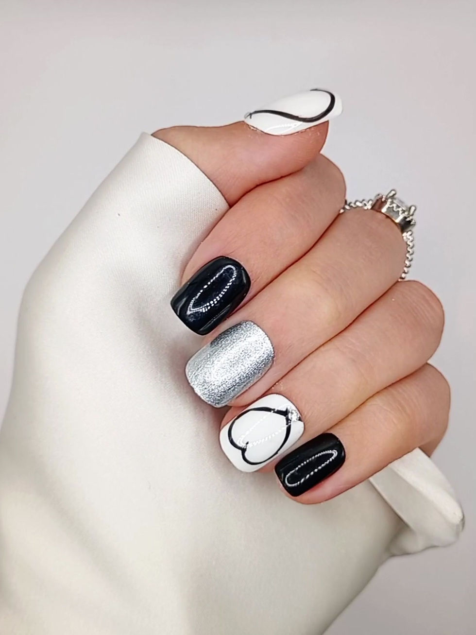 Thumbnail: No. 156 Heart-Shaped - Korter Recht - Zwart Zilver Wit Hartje