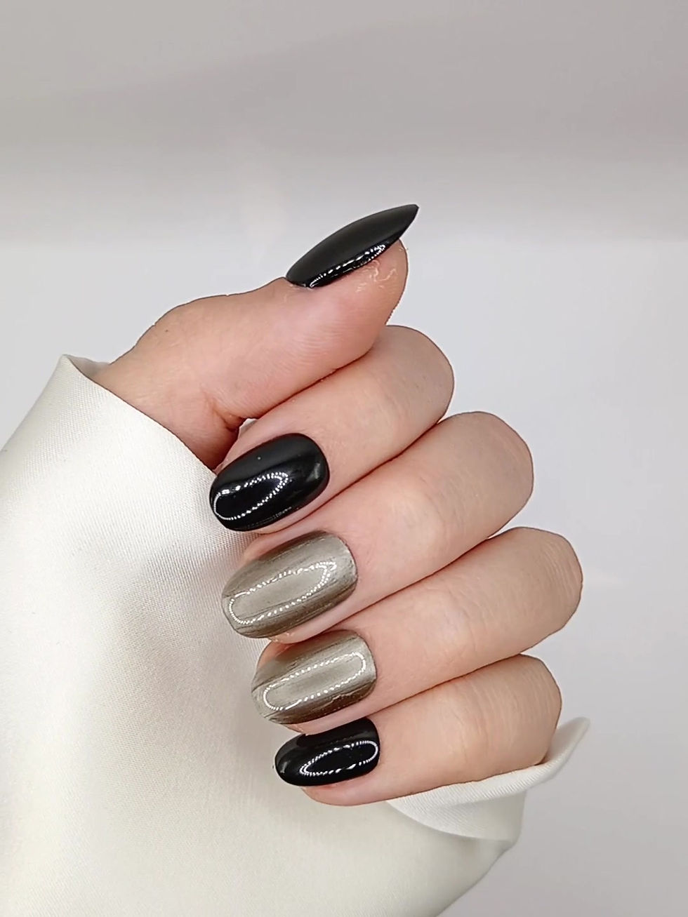 Thumbnail: B-18 - Korter Rond - Zwart Goud Metallic - Basics