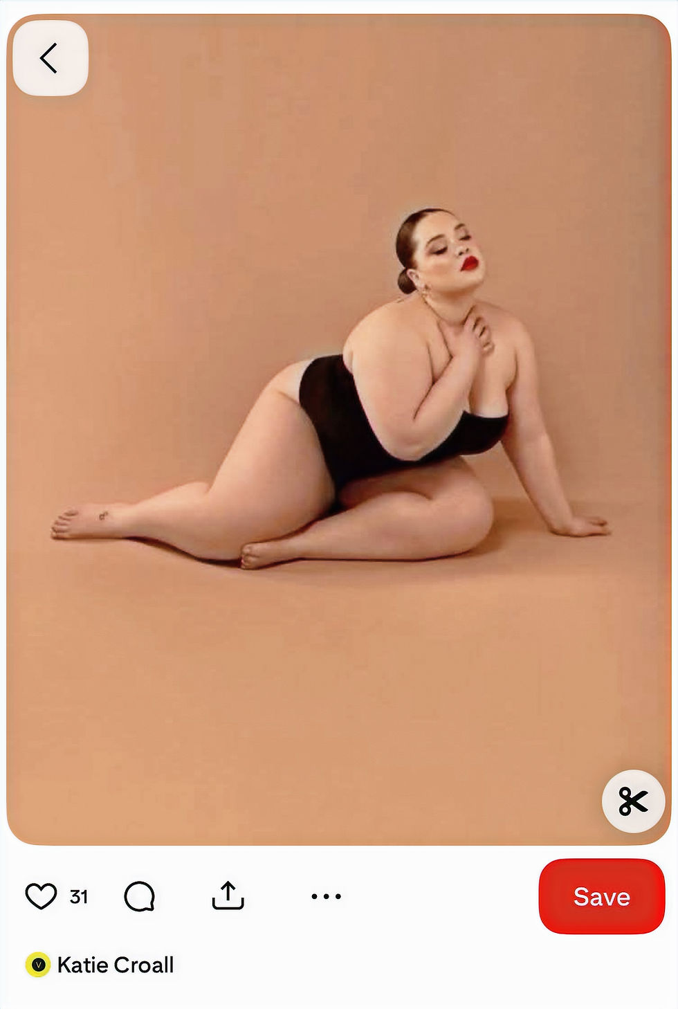 Reference photo of woman posing in studio inspiring Blooming Motherhood – Referentiefoto van poserende vrouw in studio inspiratie voor Blooming Motherhood