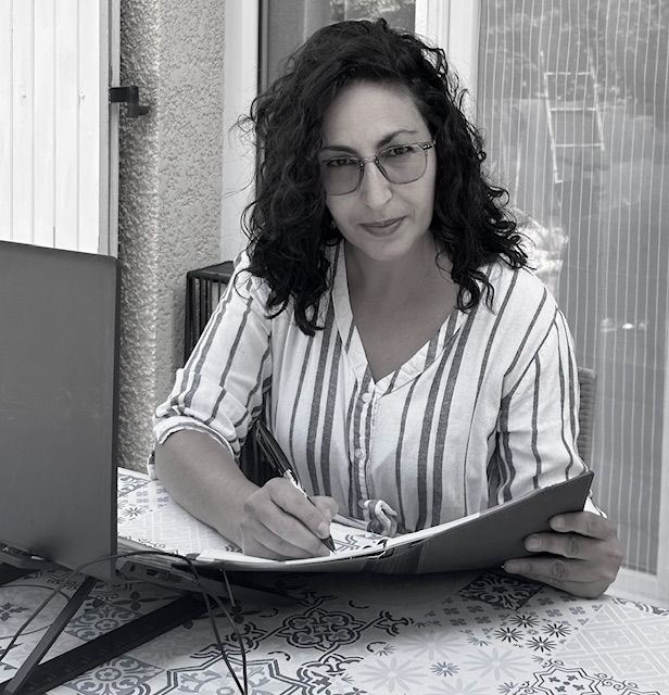 Sonia Corindon accompagnant les particuliers dans leurs démarches administratives