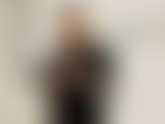 Una vendedora contando una historia frente a un papelógrafo.