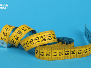 Cinta métrico enrollada que connota un sentido de medición de un equipo de ventas.