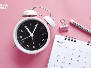 Un reloj y un calendario que representan el poder de la planificación.